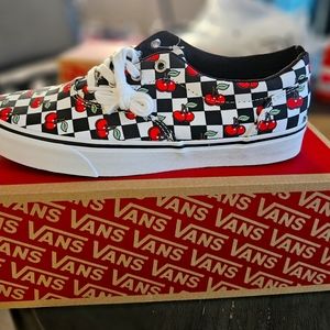 NEW VANS DOHENY CHERRY CHECK SIZE 10